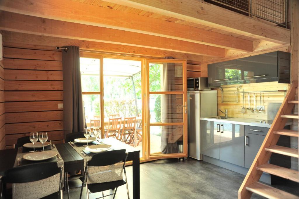 Camping Les Portes Du Beaujolais Анс Номер фото